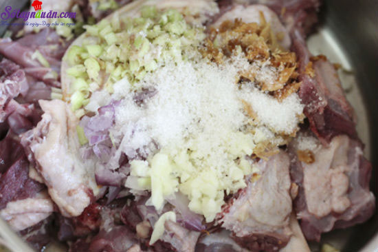 Hướng dẫn làm món vịt om sấu thơm ngon hấp dẫn