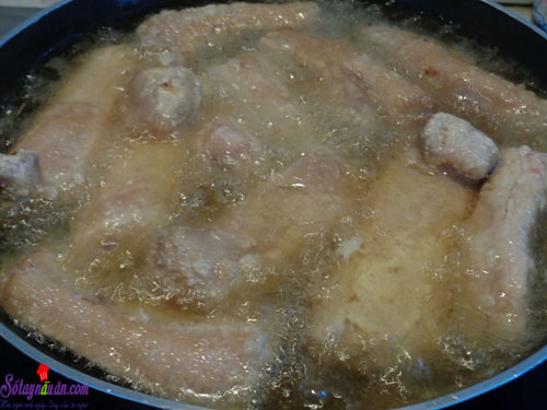 Hướng dẫn làm sườn non rang thính cực ngon lạ miệng