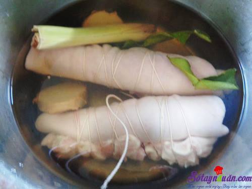 Hướng dẫn làm tai heo ngũ vị cuộn giòn ngon tuyệt hảo