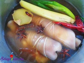 Hướng dẫn làm tai heo ngũ vị cuộn giòn ngon tuyệt hảo