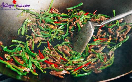 Hướng dẫn làm thịt bò xào ớt ngon đến miếng cuối cùng
