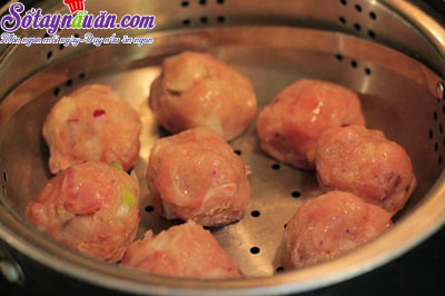 Hướng dẫn làm thịt viên bọc trứng cút sốt cà chua ngon