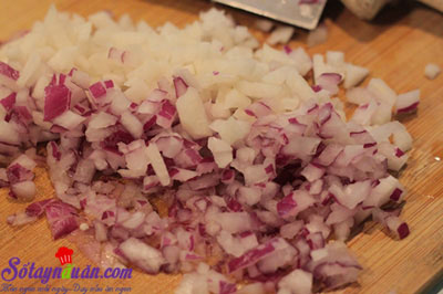 Hướng dẫn làm thịt viên bọc trứng cút sốt cà chua ngon