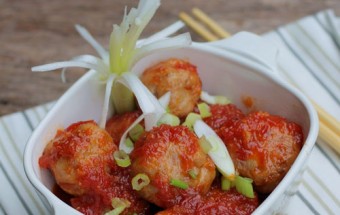 Hướng dẫn làm thịt viên bọc trứng cút sốt cà chua ngon