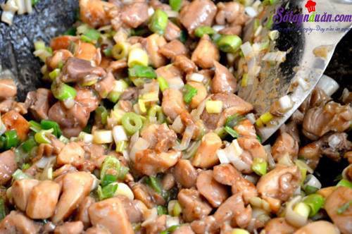 Hướng dẫn làm xôi gà lá sen ngon tuyệt hảo