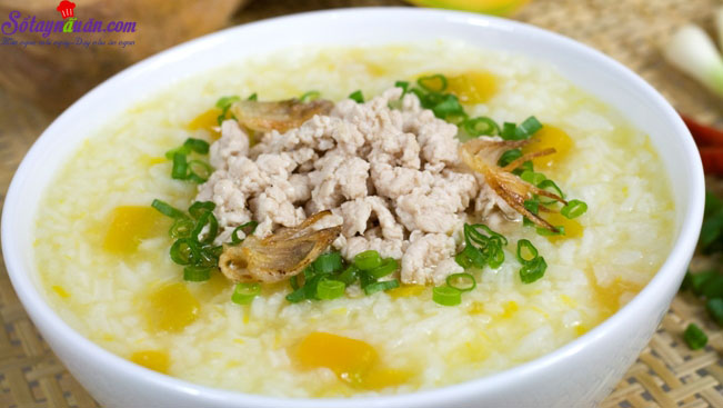 Hướng dẫn nấu cháo sườn heo cà rốt cho bé ăn dặm