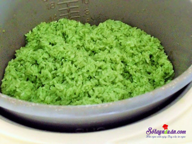 Hướng dẫn nấu xôi lá dứa bằng nồi cơm điện ngon hết sẩy