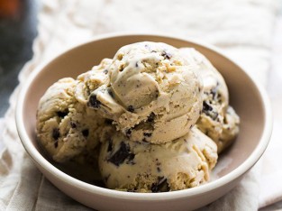 Kem chocolate, trứng sữa nồng hương rượu