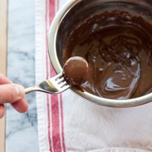 Cách làm kem chuối nhúng chocolate