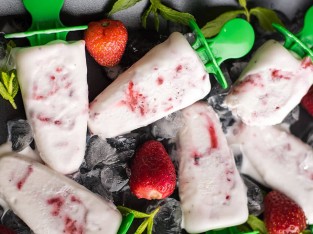 Kem dâu sữa chua hạ nhiệt ngày hè