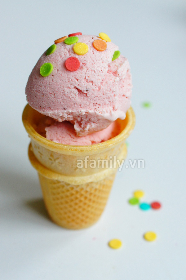 Kem dâu sữa chua mát lạnh ngọt ngào