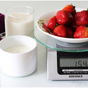 Cách làm kem dâu tây với sữa chua