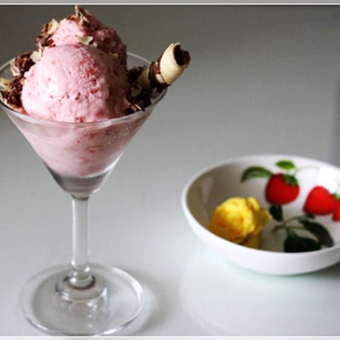 Cách làm kem dâu tây với sữa chua