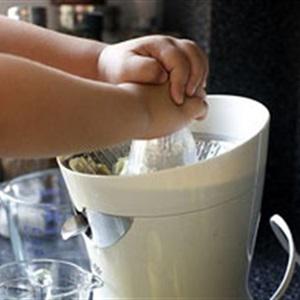 Cách làm kem que phúc bồn tử