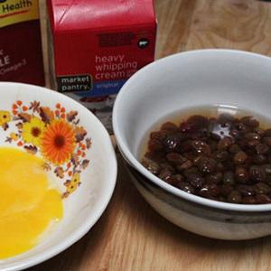 Cách làm kem rum và nho khô