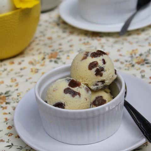 Cách làm kem rum và nho khô