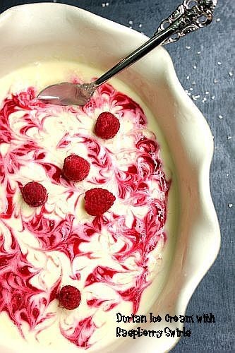 Kem sầu riêng sốt mâm xôi