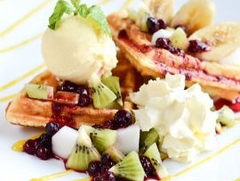 Kem trộn trái cây và bánh tổ ong