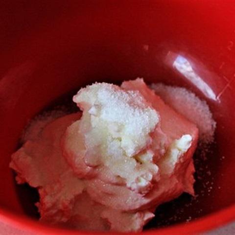 Cách làm kem tươi trộn với dâu tây
