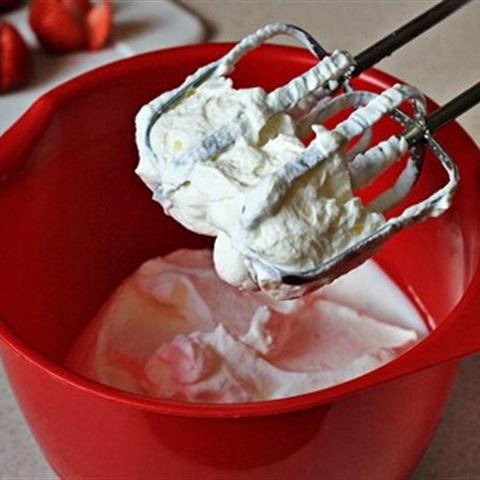 Cách làm kem tươi trộn với dâu tây