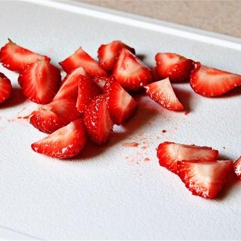 Cách làm kem tươi trộn với dâu tây