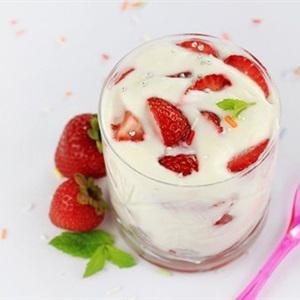 Cách làm kem tươi trộn với dâu tây