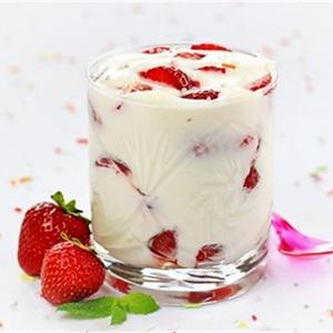 Cách làm kem tươi trộn với dâu tây