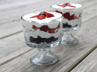 Kem việt quất dâu tây