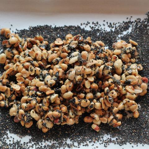 Cách làm kẹo đậu phộng mè đen