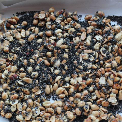 Cách làm kẹo đậu phộng mè đen