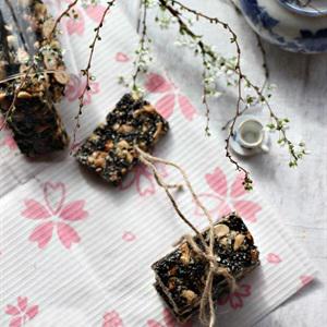 Cách làm kẹo đậu phộng mè đen