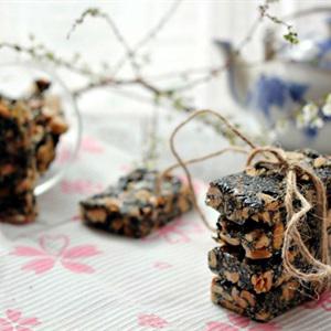 Cách làm kẹo đậu phộng mè đen