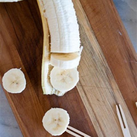 Cách làm kẹo mút chuối phủ chocolate