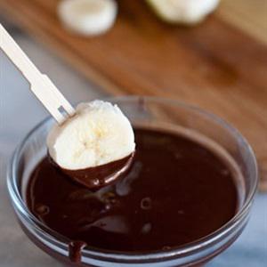 Cách làm kẹo mút chuối phủ chocolate