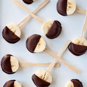 Cách làm kẹo mút chuối phủ chocolate