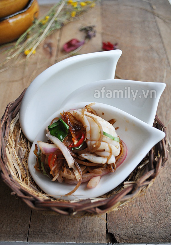 Khai vị ngon với nộm hoa chuối trộn mực