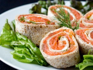 Khai vị với cá hồi cuộn phô-mai