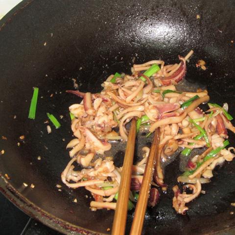 Cách làm khô mực xào su hào