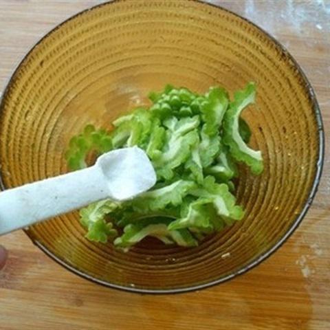 Cách làm khổ qua chiên trứng