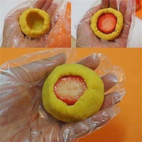 Cách làm khoai lang bọc dâu tây