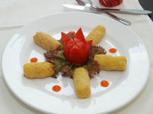 Khoai lang dồn thịt bọc hạnh nhân