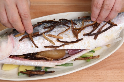 Khoai lang lắc xí muội, món ăn vặt mới lạ đốn tim giới trẻ