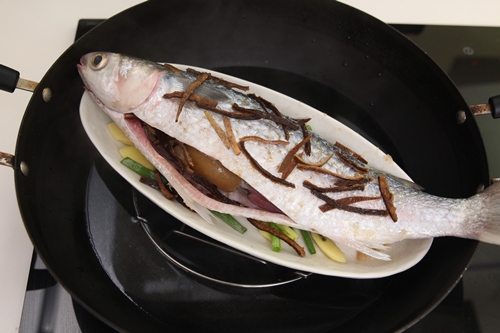 Khoai lang lắc xí muội, món ăn vặt mới lạ đốn tim giới trẻ