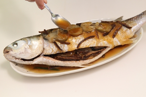 Khoai lang lắc xí muội, món ăn vặt mới lạ đốn tim giới trẻ