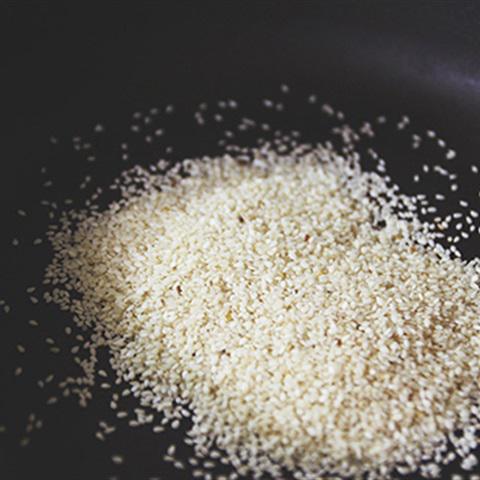 Cách làm khoai lang nướng mè