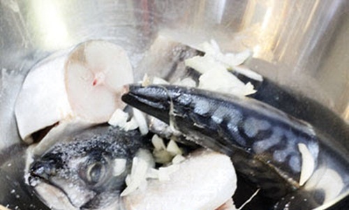 Khoai lang sốt dứa chua ngọt thơm phức càng ăn càng nghiền