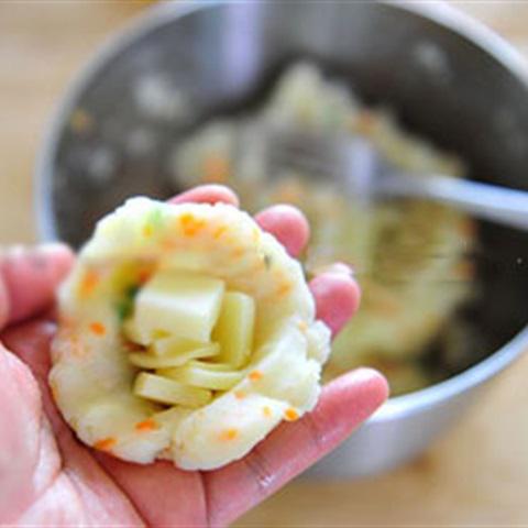 Cách làm khoai tây bọc phô mai chiên giòn