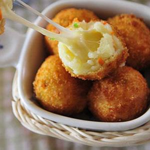 Cách làm khoai tây bọc phô mai chiên giòn