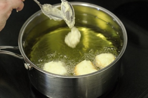 Khoai tây bọc xúc xích chiên giòn bé nào cũng thích mê