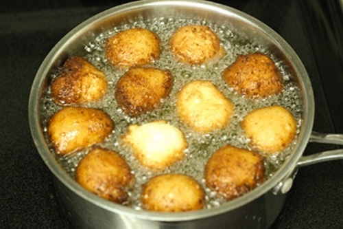 Khoai tây bọc xúc xích chiên giòn bé nào cũng thích mê